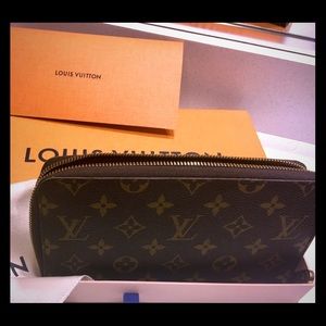 Authentic Louis Vuitton Zippy Wallet Organizer